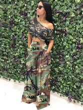 Lange Hose mit weitem Bein und hoher Taille und Camouflage-Print